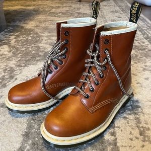 NWOT Dr. Martens boots